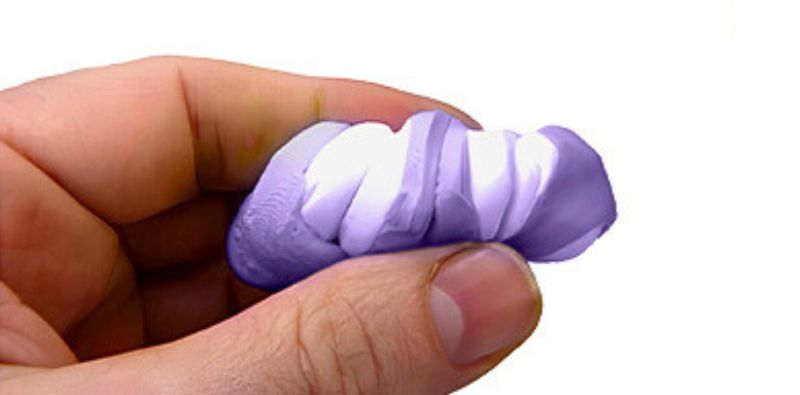 D'abord, on mélange les deux parties de la pâte de silicone violette